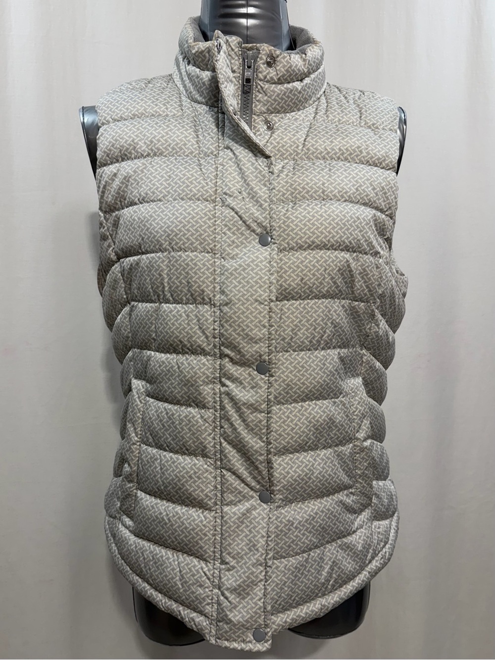 GAP Light Grey White Geometric Quilted Puffer Vest woman’s Snap Zip Up 1773